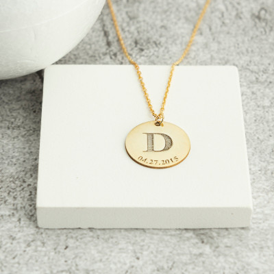 Personalized Gold Initial Disc Necklace - Custom Nameplate Pendant for Moms and Grandmas in the