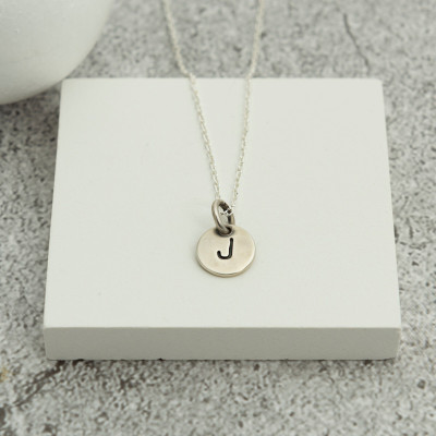 Personalized Gold Initial Disc Necklace - Custom Nameplate Pendant for Moms and Grandmas in the