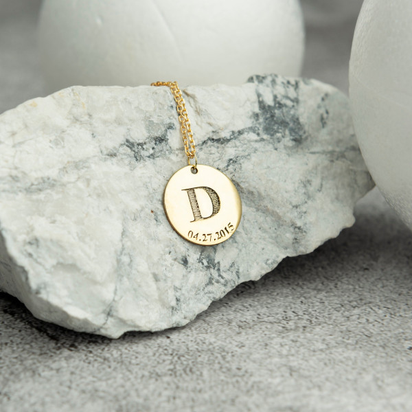 Personalized Gold Initial Disc Necklace - Custom Nameplate Pendant for Moms and Grandmas in the