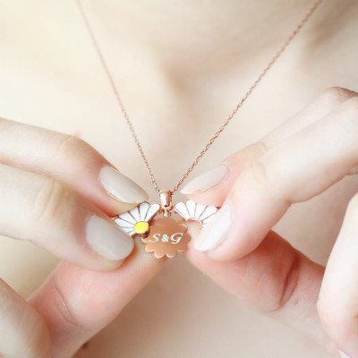 Customizable Openable Daisy Flower Necklace for Her - Personalized Name Jewelry Gift