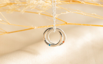 Keeping Family Close: Your Custom Interlocking Circles Necklace